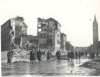 Palazzi in rovina all'angolo tra le vie Guinizelli e Carducci,
marzo 1944 ( Archivio Fotografico Cineteca di Bologna, Foto Camera)